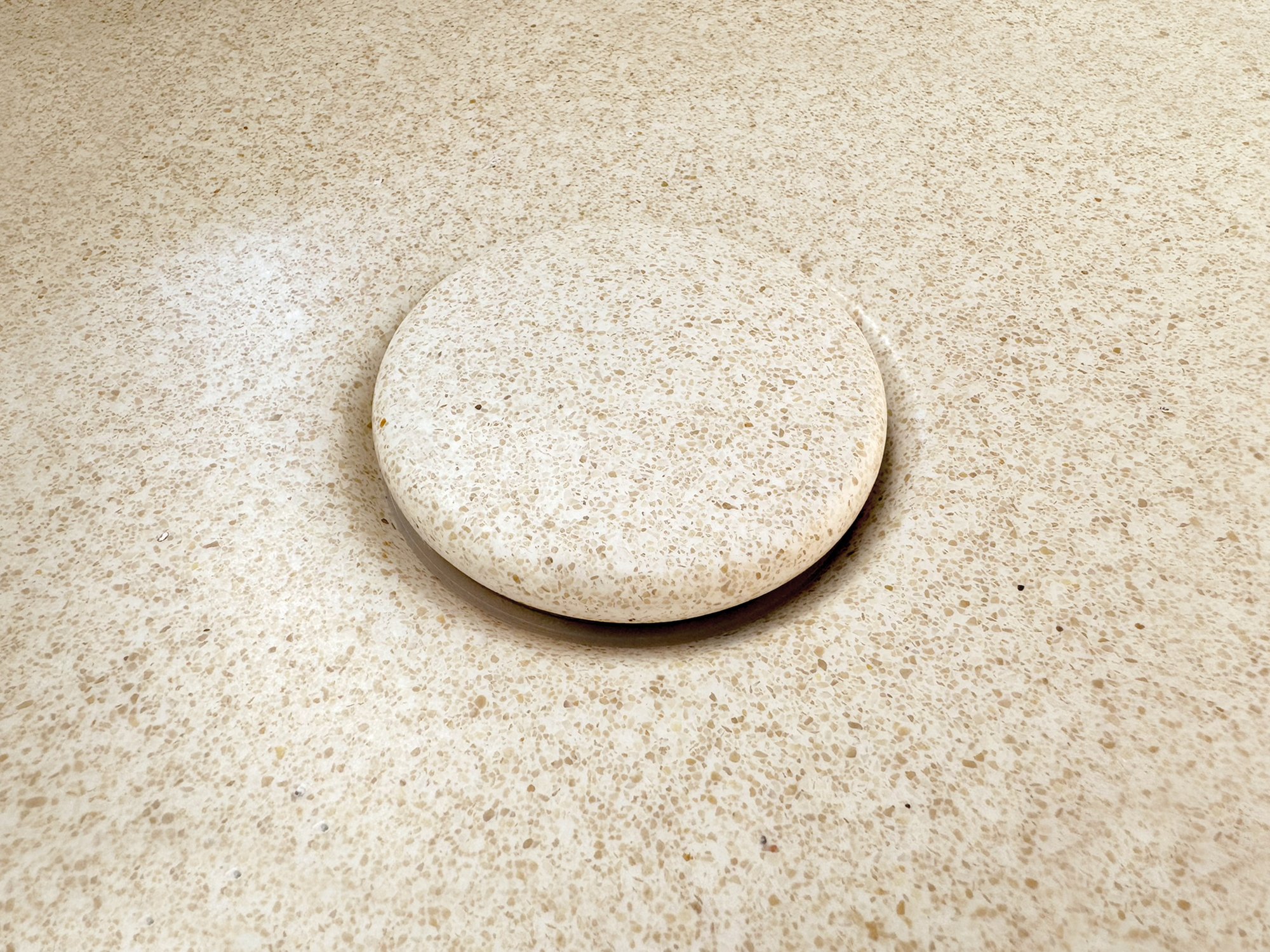 Clou InBe 9 fontein 43x23cm Microrazzo beton - met kraangat rechts - beige - IB/03.70030.02.01.R - Afbeelding 7